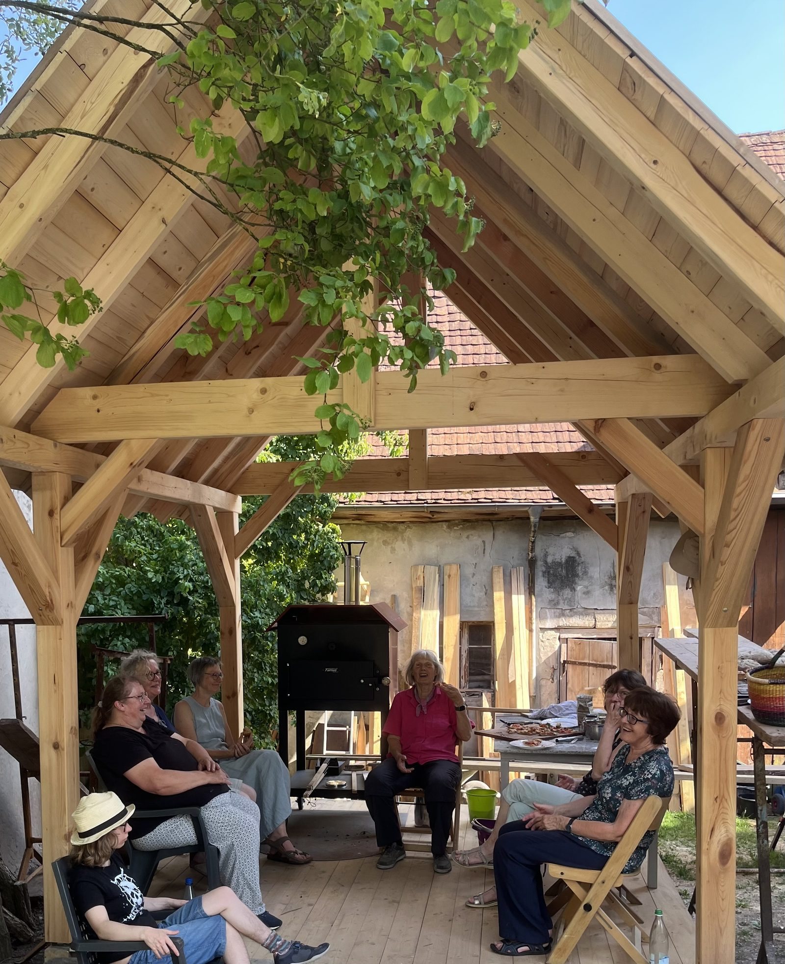 Nachbarschaftstreffen am mobilen Brotbackofen in Prühl